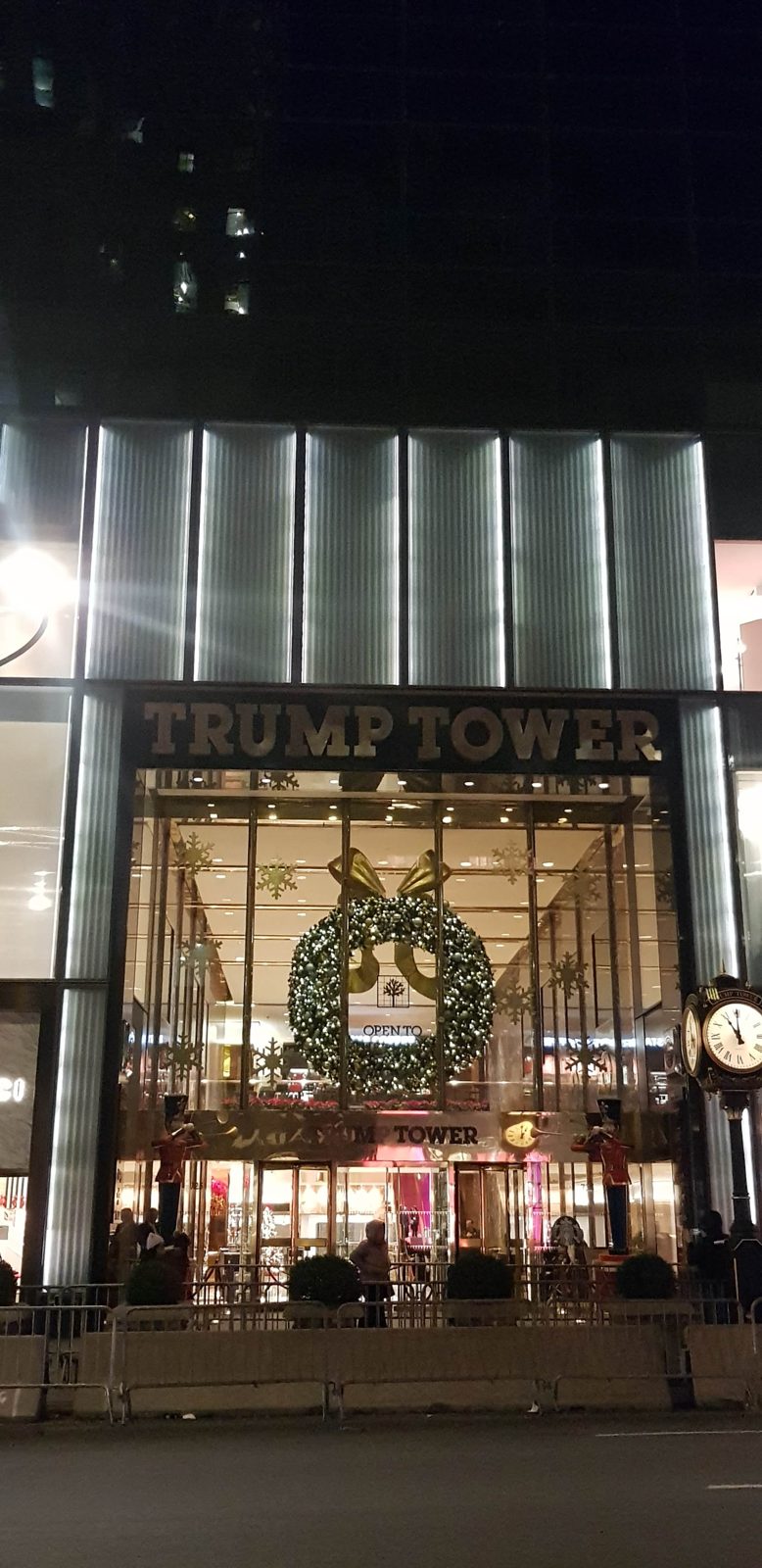 Devant la Trump Tower