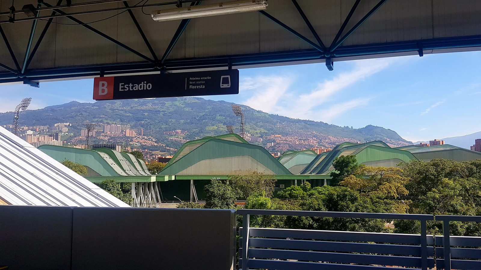 Le métro au-dessus de Medellín