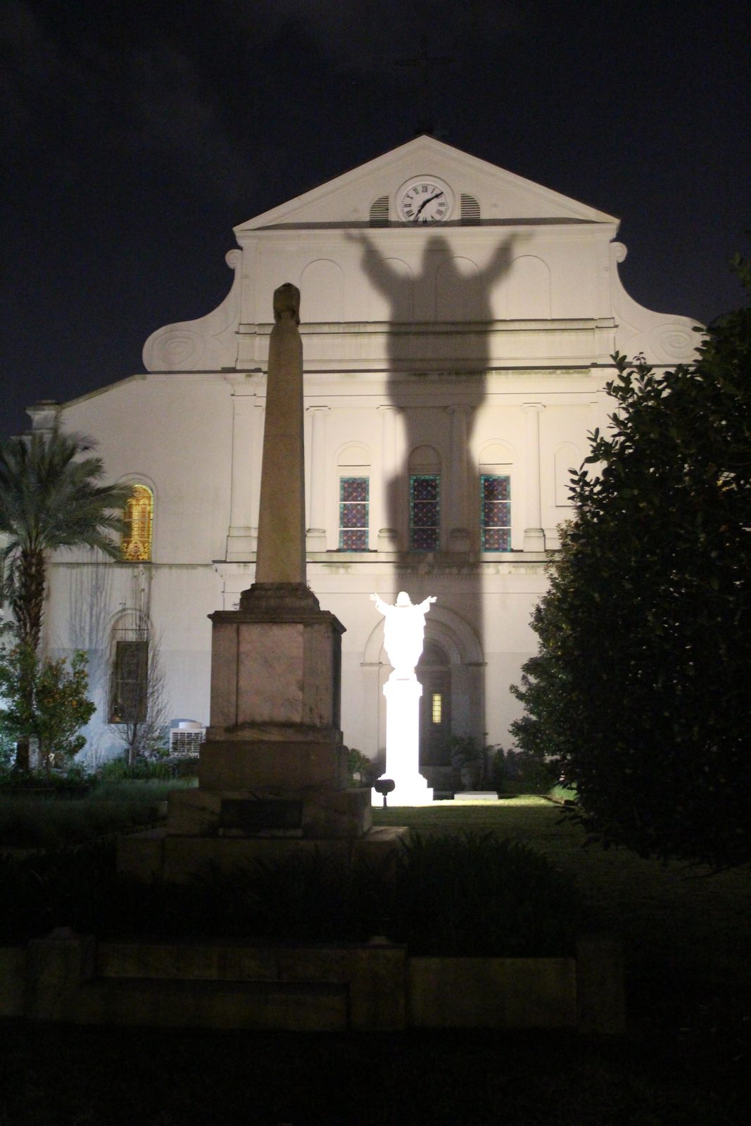 L'ombre du Christ sur la cathédrale Saint-Louis