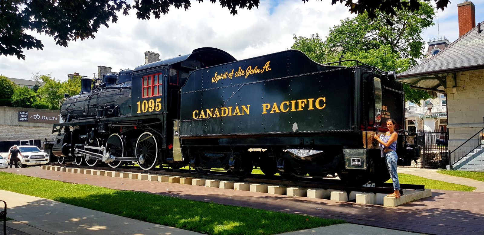 La vieille locomotive, devant l'ancienne gare