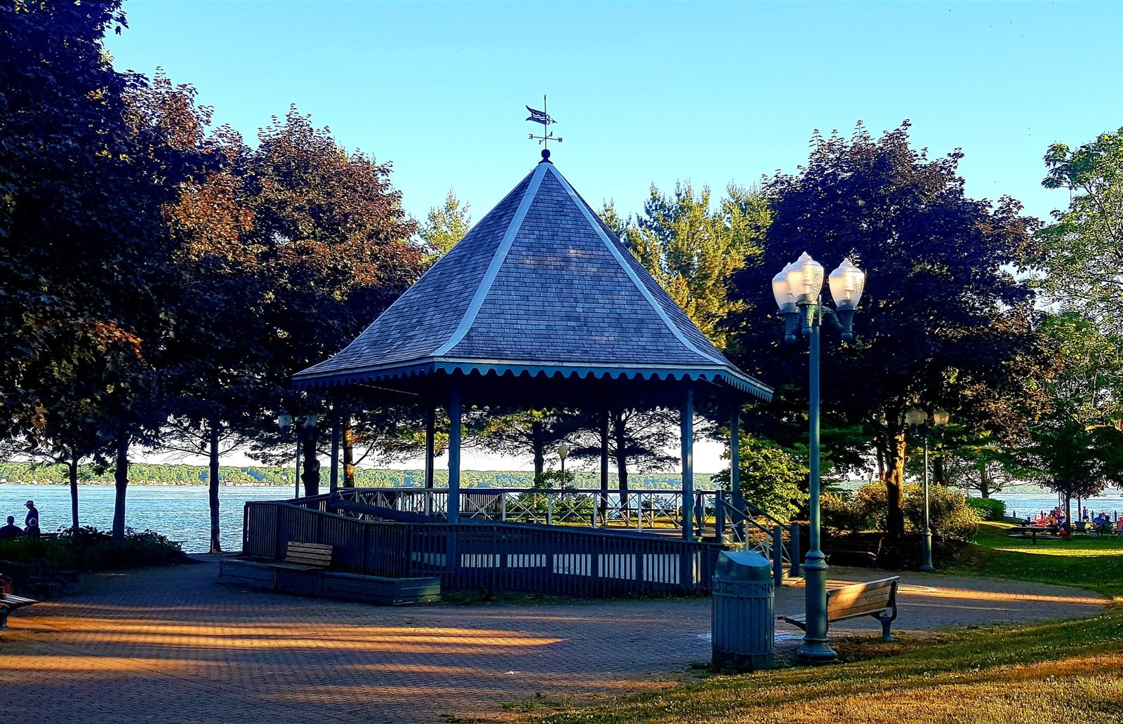 Un kiosque au bord du fleuve