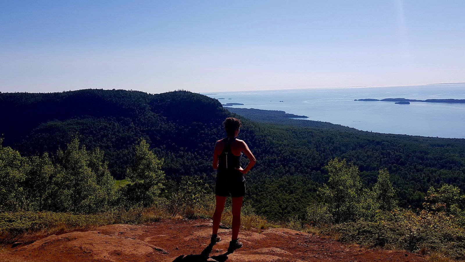 Au sommet, face au lac Supérieur