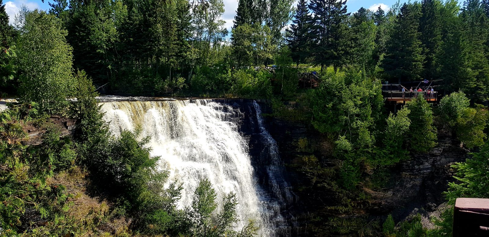 Une cascade sur la route