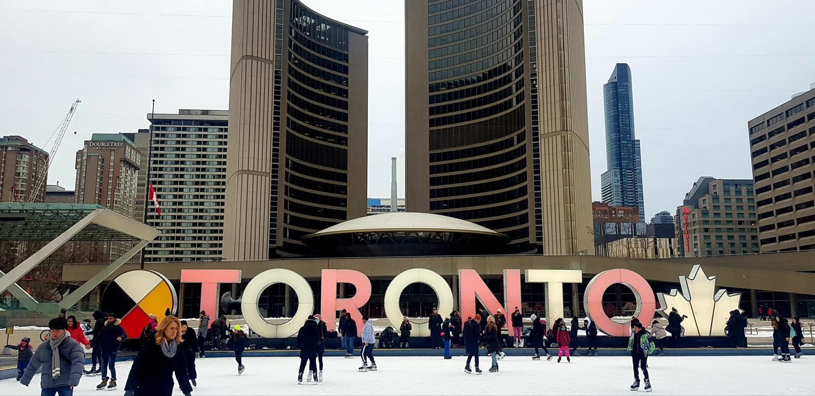 Le signe TORONTO de Nathan Phillips Square