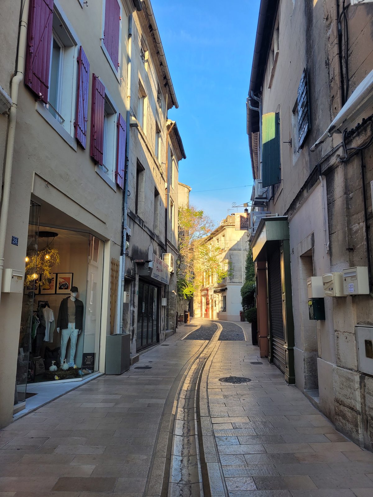 Les ruelles piétonnes de Saint-Rémy, tôt le matin