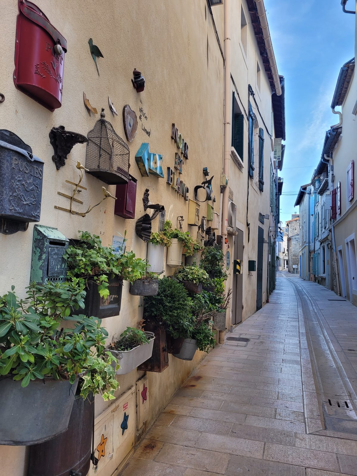 Des boîtes aux lettres et des plantes sur les façades