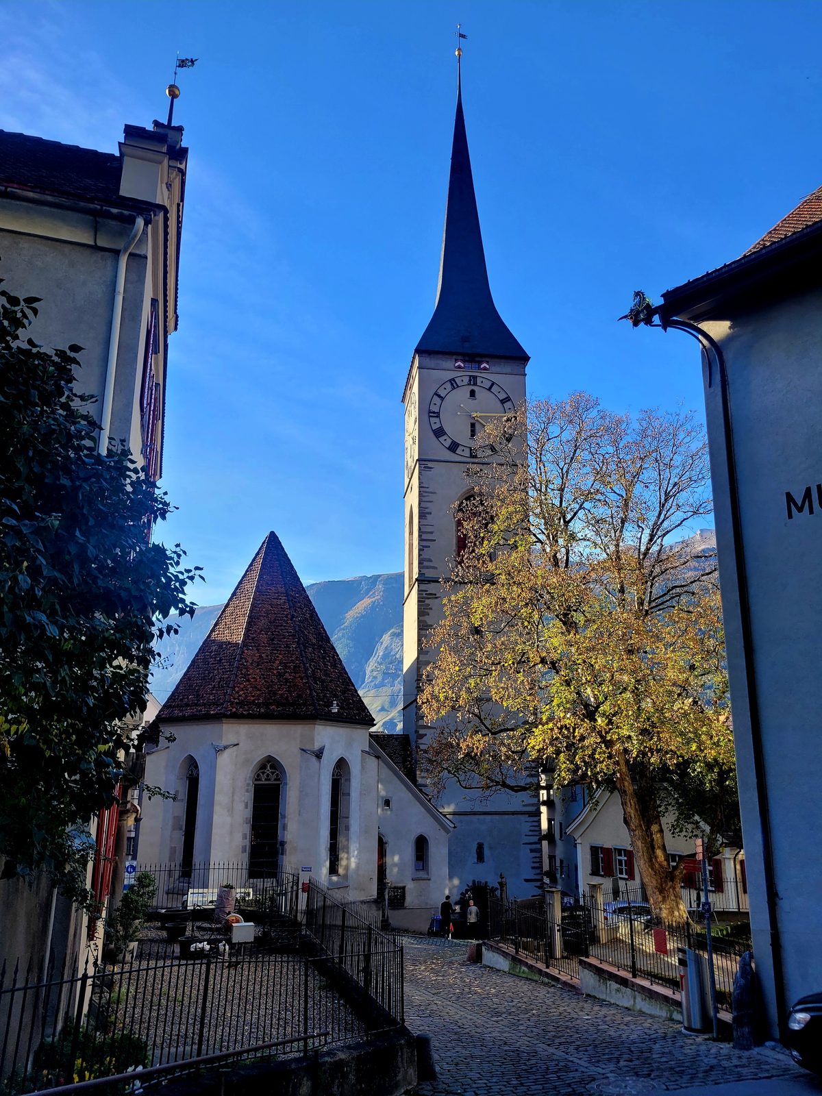 L'église Saint-Martin et son clocher pointu