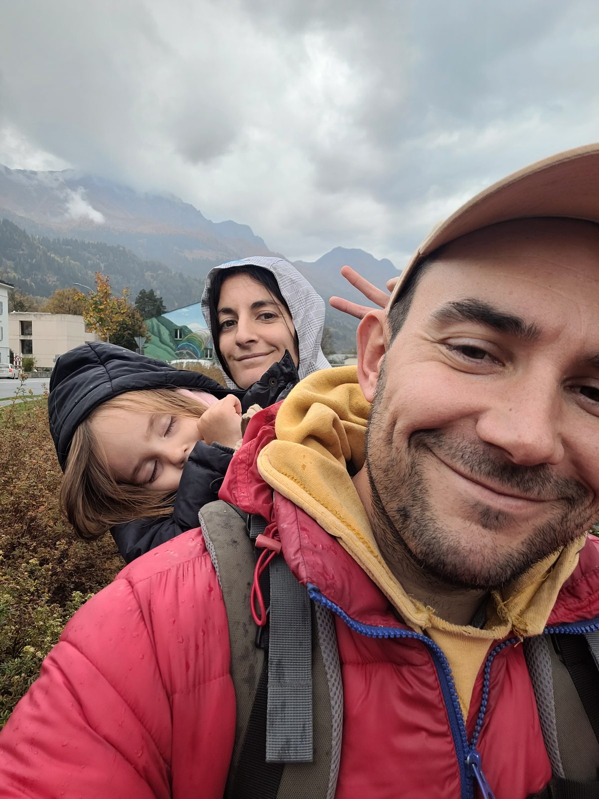 Clémence s'endort dans le sac à dos