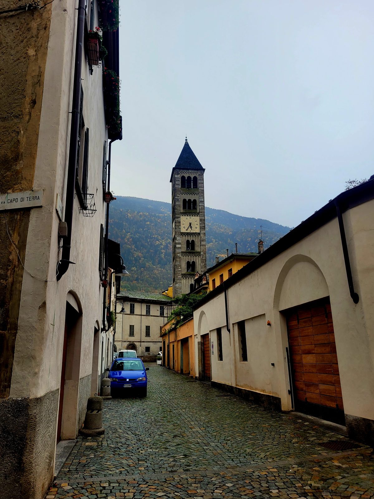 Une ruelle de Tirano au crépuscule