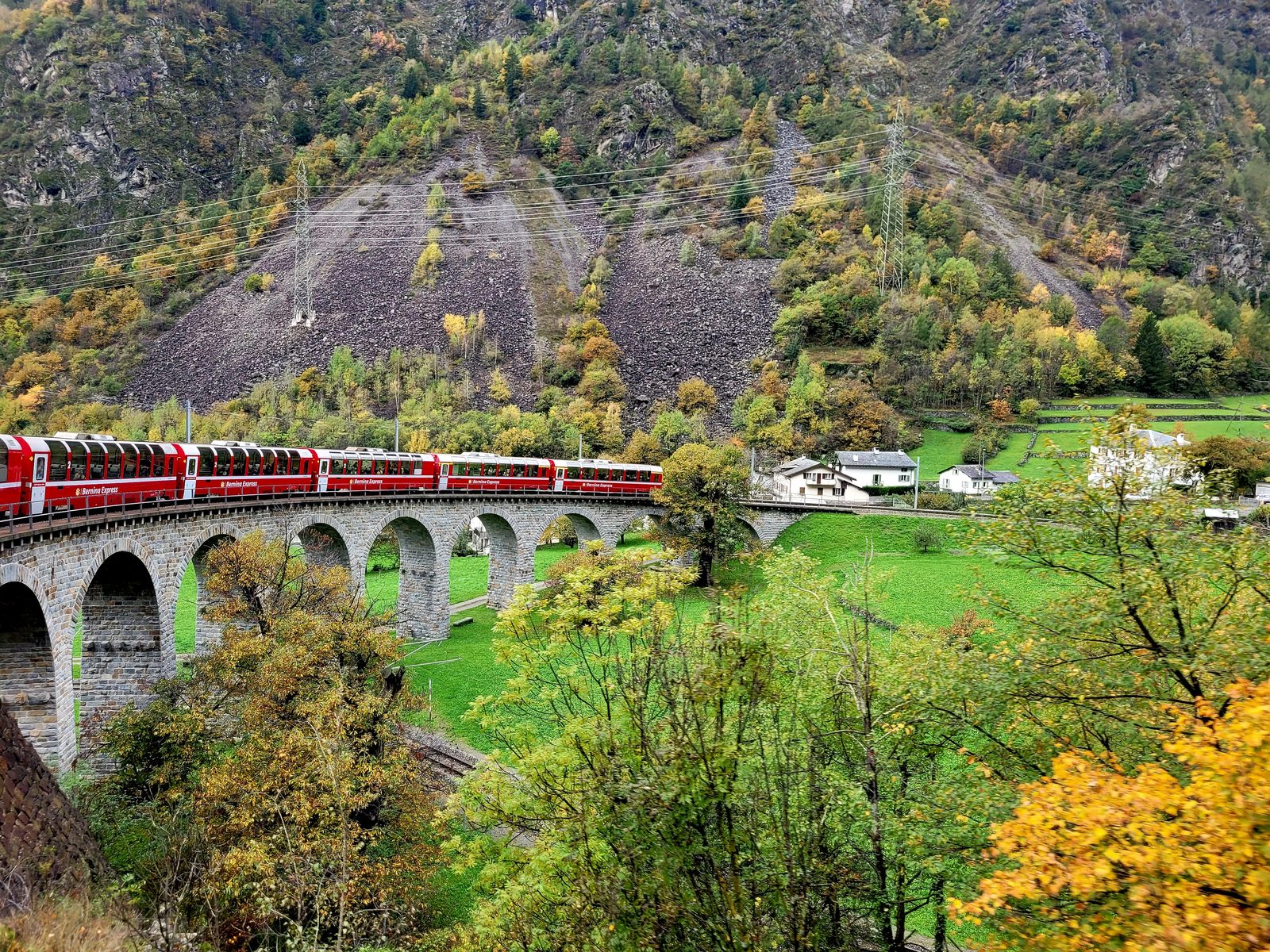Le viaduc hélicoïdal de Brusio, où le train tourne sur lui-même