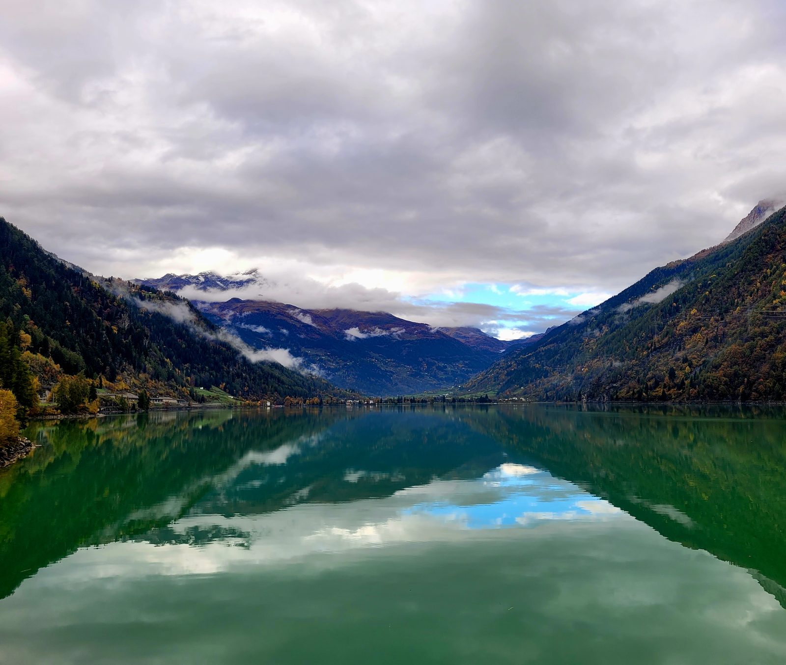 Le lac de Poschiavo, lisse comme un miroir