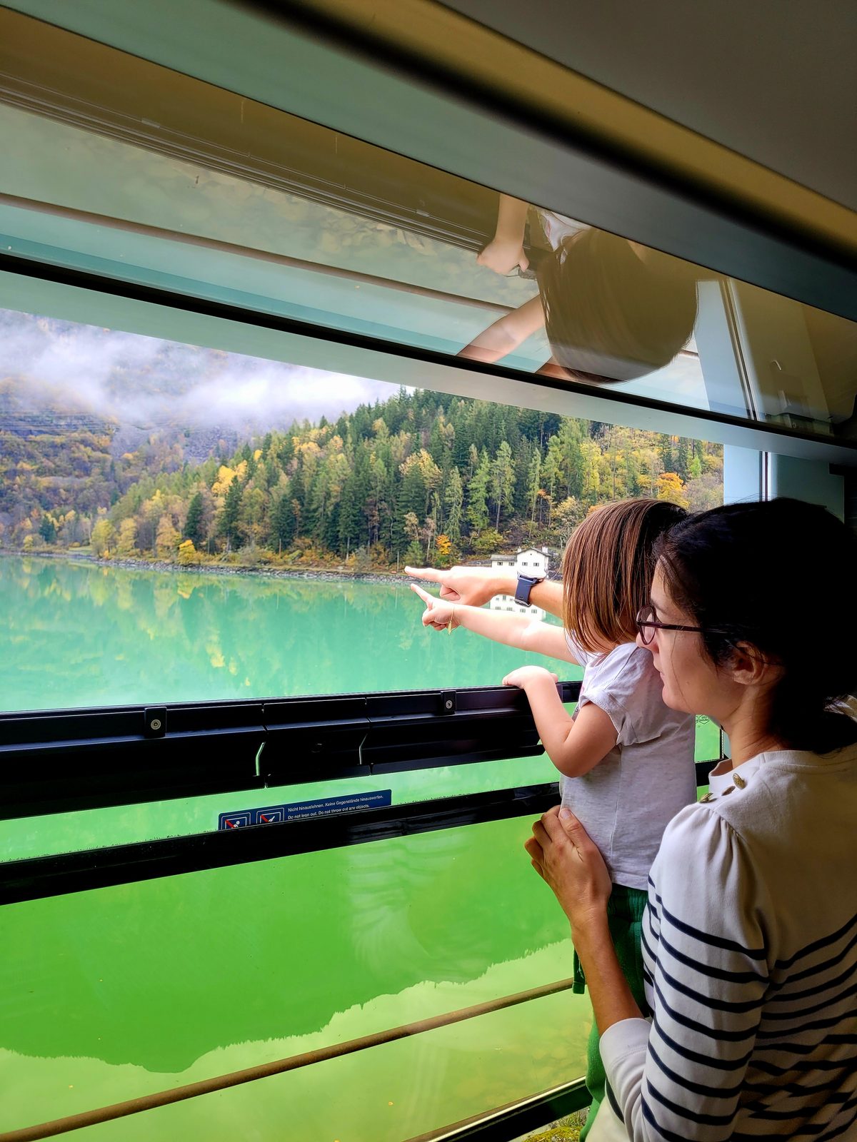 Clémence ne perd pas une miette du paysage