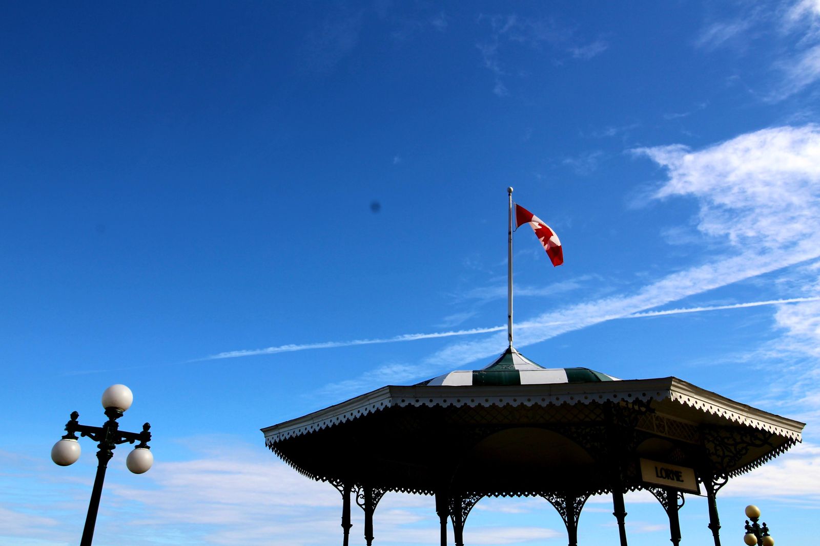 Un drapeau canadien flotte au vent à Québec