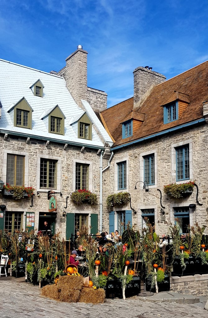 Une petite place pittoresque à Québec