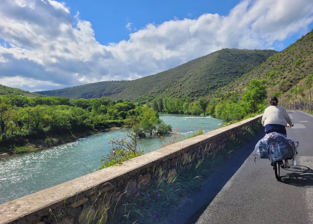 Sur la véloroute des gorges du Tarn, entre Ambialet et Saint-Rome-de-Tarn.
