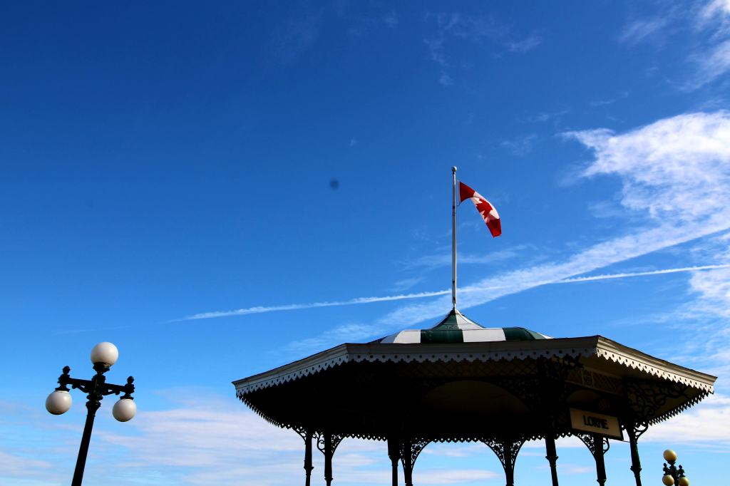 Un drapeau canadien flotte au vent à Québec