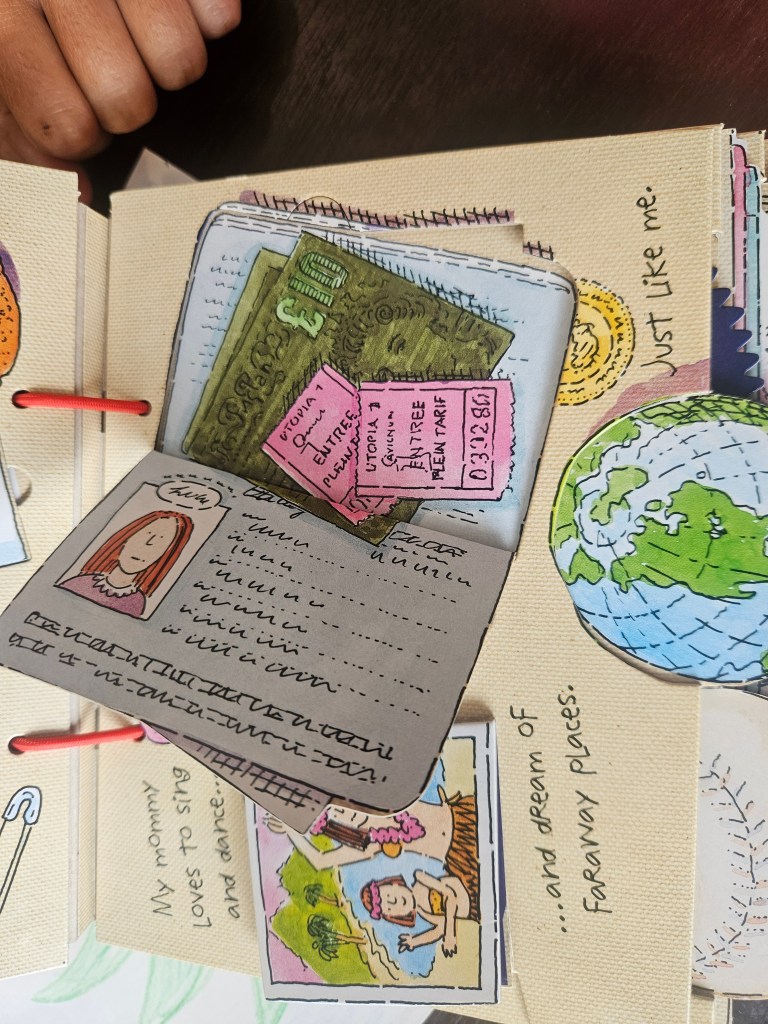 Page de livre interactif montrant des illustrations colorées d'enfants et des objets comme des billets, un passeport et un globe terrestre, accompagnée de textes manuscrits.